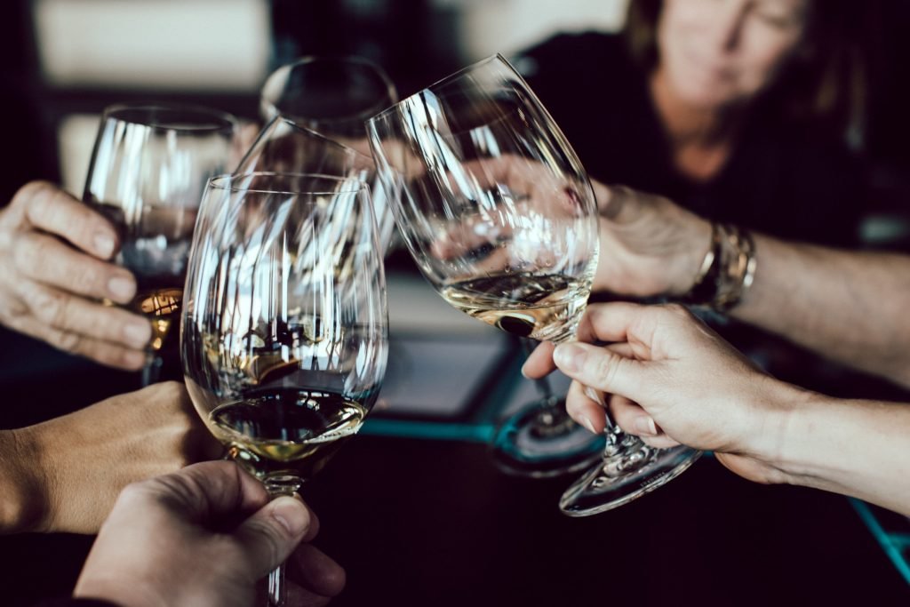 scott-warman-rrYF1RfotSM-unsplash (2) degustacja win